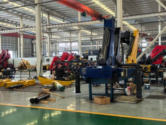 SQS200G-4 truck mounted crane, 8000kg lifting capacity crane, 5.47-15.0m hydraulic outreach crane, 200 kN·m lifting moment crane, heavy-duty industrial crane, construction material handling crane, logistics cargo lifting crane