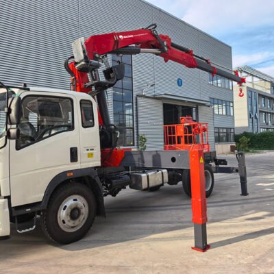 SQZ160A-3 folding boom crane，8 ton truck mounted crane，16 t·m lifting moment crane，BaoWo heavy-duty crane