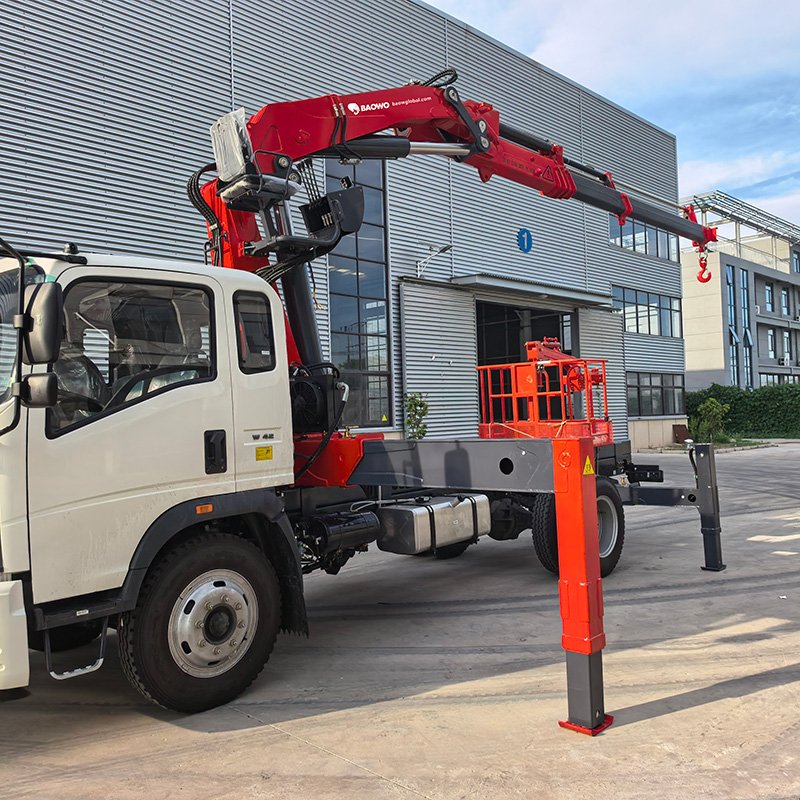 SQZ160A-3 folding boom crane，8 ton truck mounted crane，16 t·m lifting moment crane，BaoWo heavy-duty crane