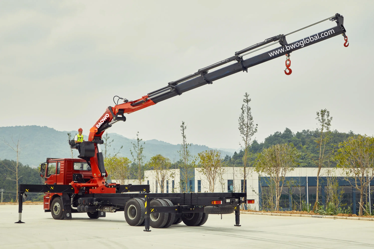 SQZ160A-2 folding boom crane，8 ton truck-mounted crane，16 t·m hydraulic crane，heavy-duty folding crane